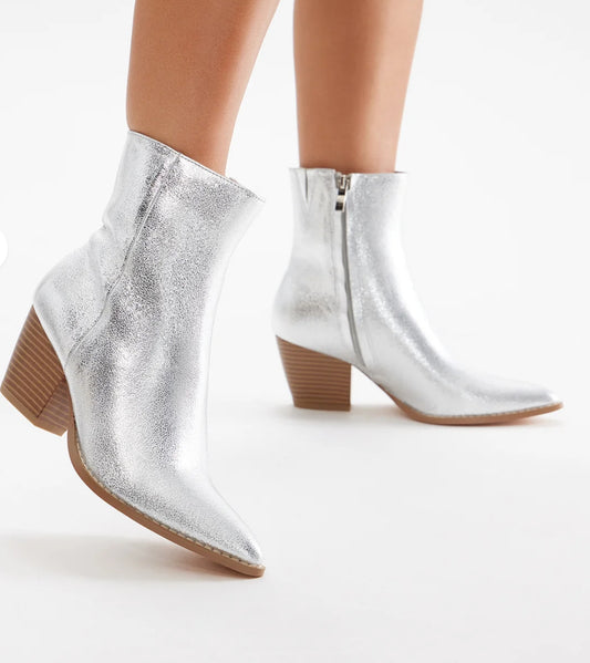 0041 Silver boots